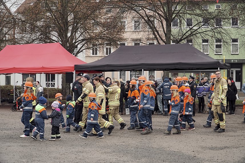 &Uuml;bergabe des Friedenslichts aus Bethlehem an die Kreisjugendfeuerwehren.