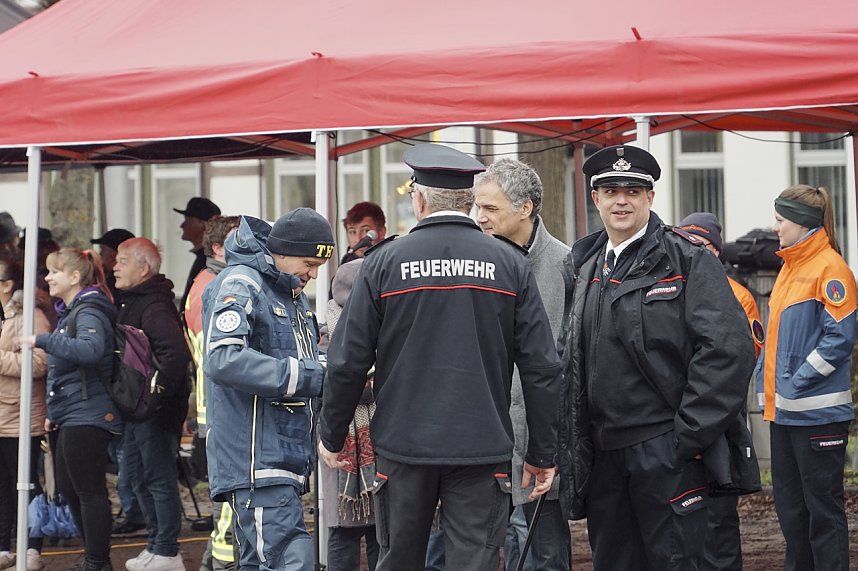 &Uuml;bergabe des Friedenslichts aus Bethlehem an die Kreisjugendfeuerwehren.