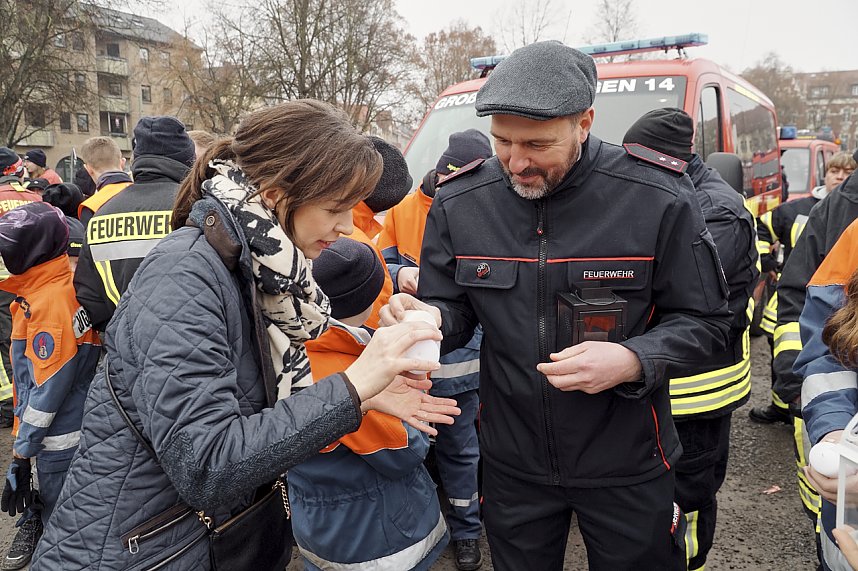 &Uuml;bergabe des Friedenslichts aus Bethlehem an die Kreisjugendfeuerwehren.