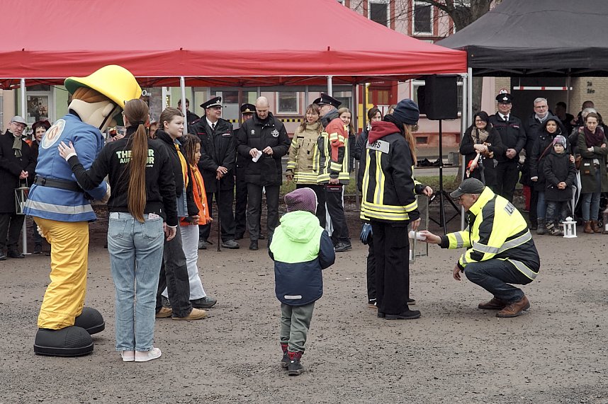 &Uuml;bergabe des Friedenslichts aus Bethlehem an die Kreisjugendfeuerwehren.