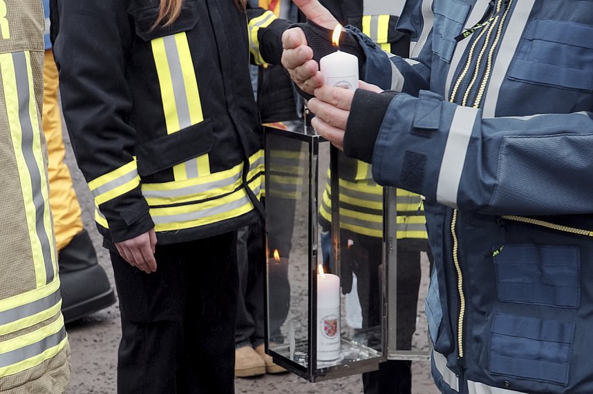 &Uuml;bergabe des Friedenslichts aus Bethlehem an die Kreisjugendfeuerwehren.