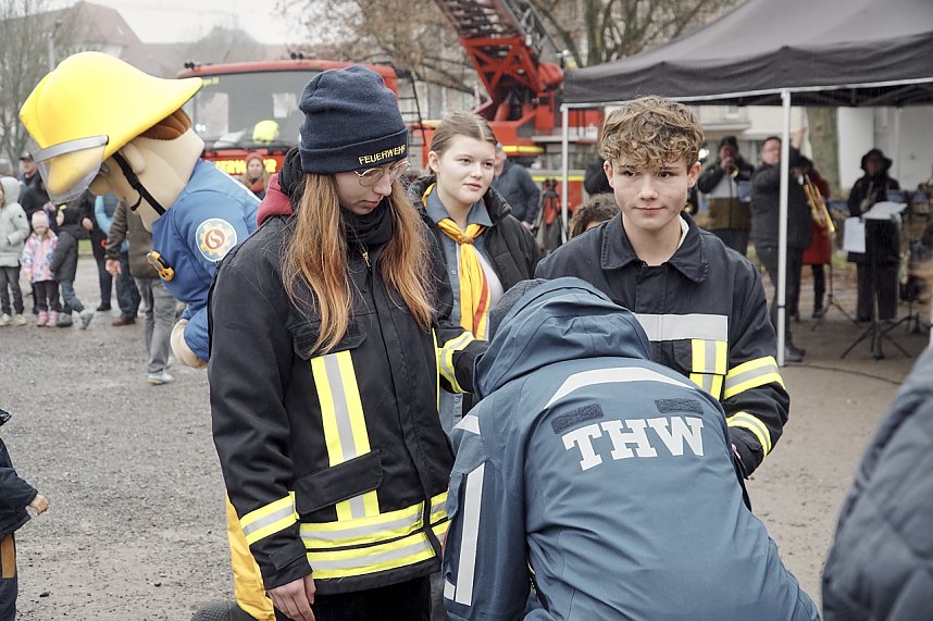 &Uuml;bergabe des Friedenslichts aus Bethlehem an die Kreisjugendfeuerwehren.