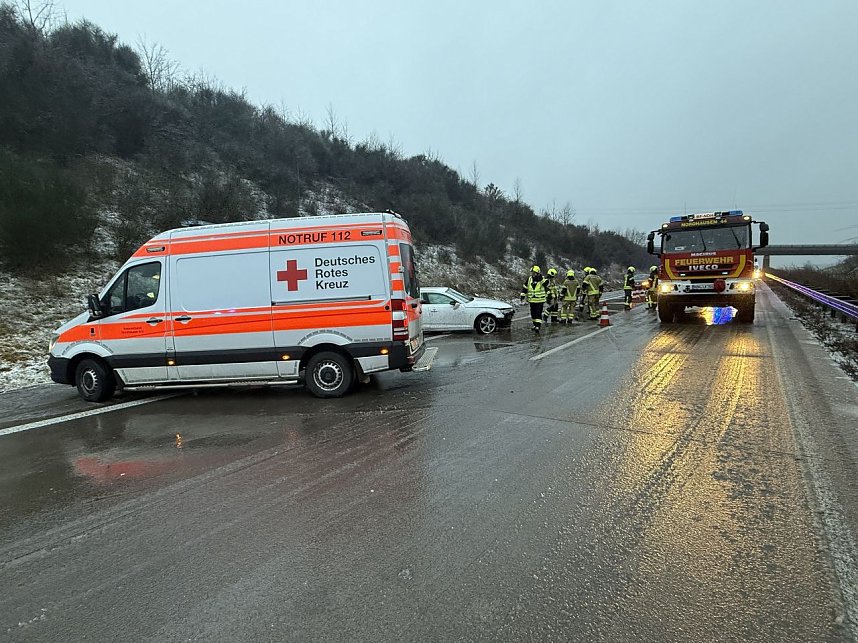 Bei Winterwetter zu schnell unterwegs: Unfall auf der A38