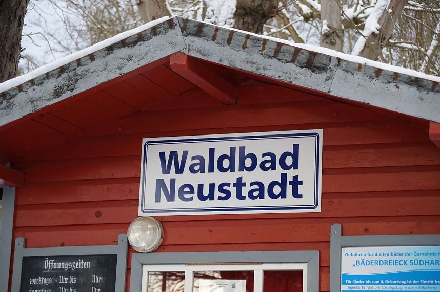 Schild am Eingang des Waldbades in Neustadt 