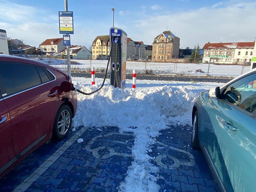 Mit Schneebergen zugeschobene Ladens&auml;ulen auf dem Parkplatz in der Reichstra&szlig;e in Nordhausen. 