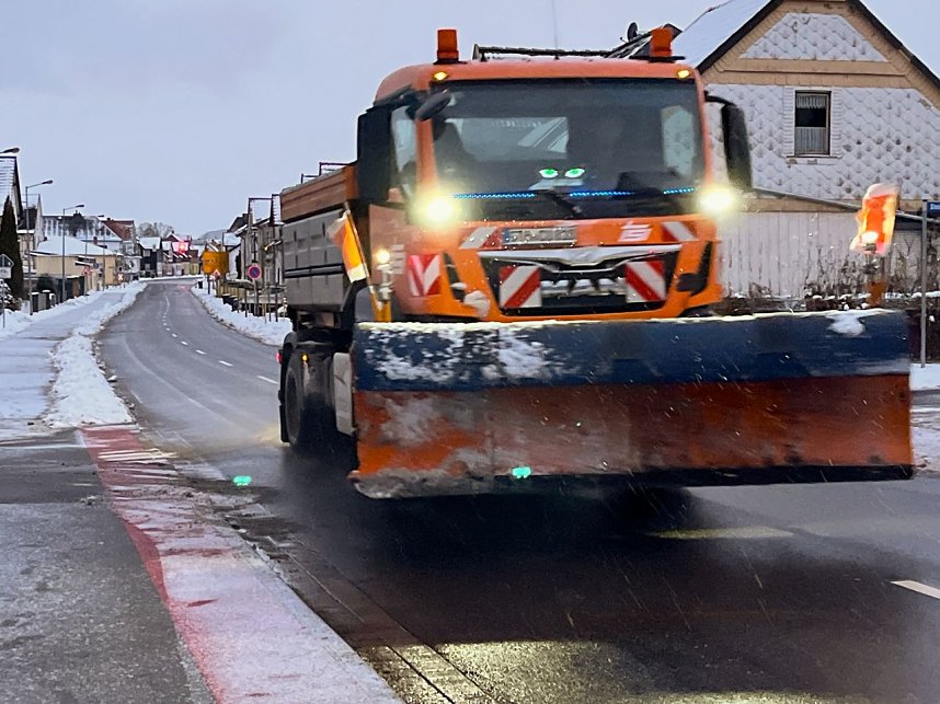 Ein Winterdienstauto f&auml;hrt durch Niedersachswerfen.
