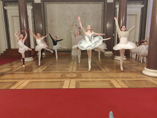 T&auml;nzerinnen und T&auml;nzer des Studios Radeva.