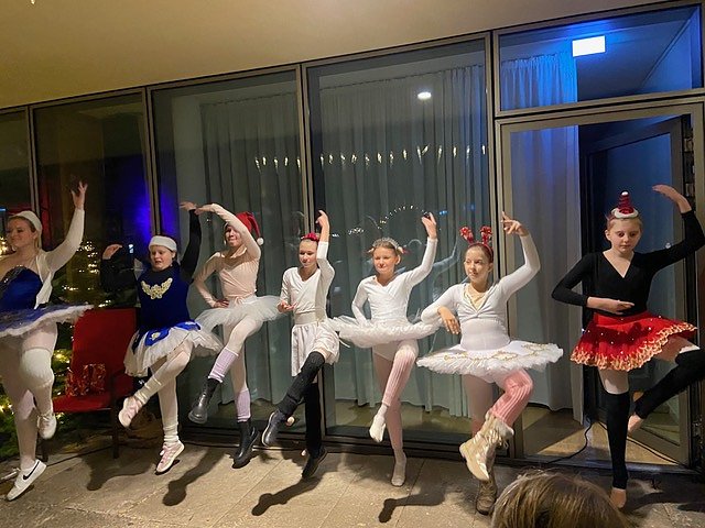 T&auml;nzerinnen und T&auml;nzer des Studios Radeva.