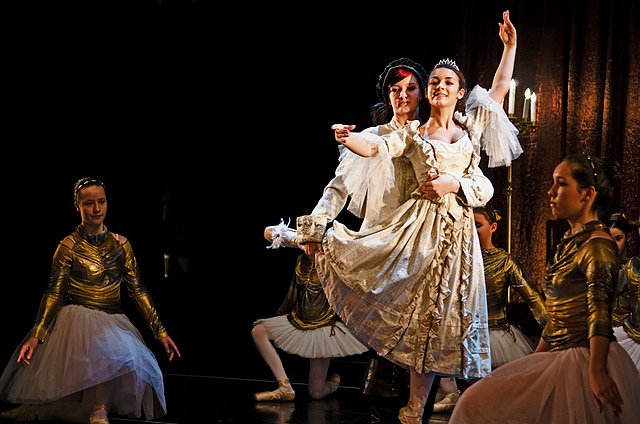 T&auml;nzerinnen und T&auml;nzer des Studios Radeva.