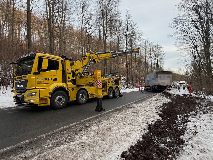 Unfall-Lkw musste geborgen werden
