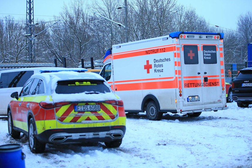 Bei einem Unfall in Bleicherode ist ein Kran in die B&ouml;schung gekippt. 