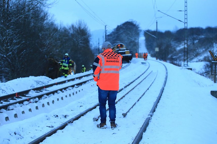 Bei einem Unfall in Bleicherode ist ein Kran in die B&ouml;schung gekippt. 