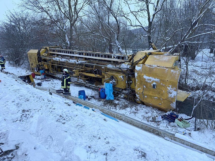 Bei einem Unfall in Bleicherode ist ein Kran in die B&ouml;schung gekippt. 