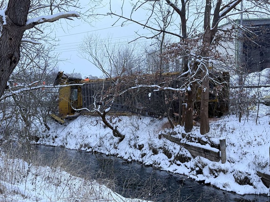 Bei einem Unfall in Bleicherode ist ein Kran in die B&ouml;schung gekippt. 
