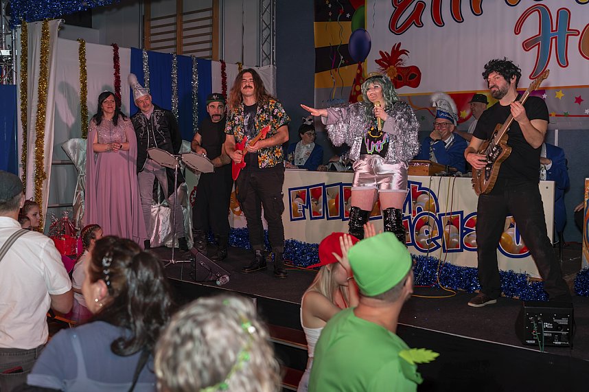 S&uuml;dharzhalle Ellrich kochte beim Auftakt mit neuem Prinzenpaar