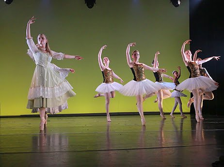 Das Ballettm&auml;rchen Aschenbr&ouml;del, aufgef&uuml;hrt von den Sch&uuml;lerinnen und Sch&uuml;lern des Tanzstudios Radeva. 