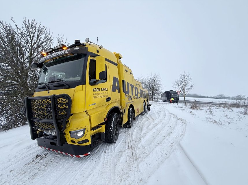 Der Lkw war beim R&uuml;ckw&auml;rtsfahren in den Graben gerutscht.