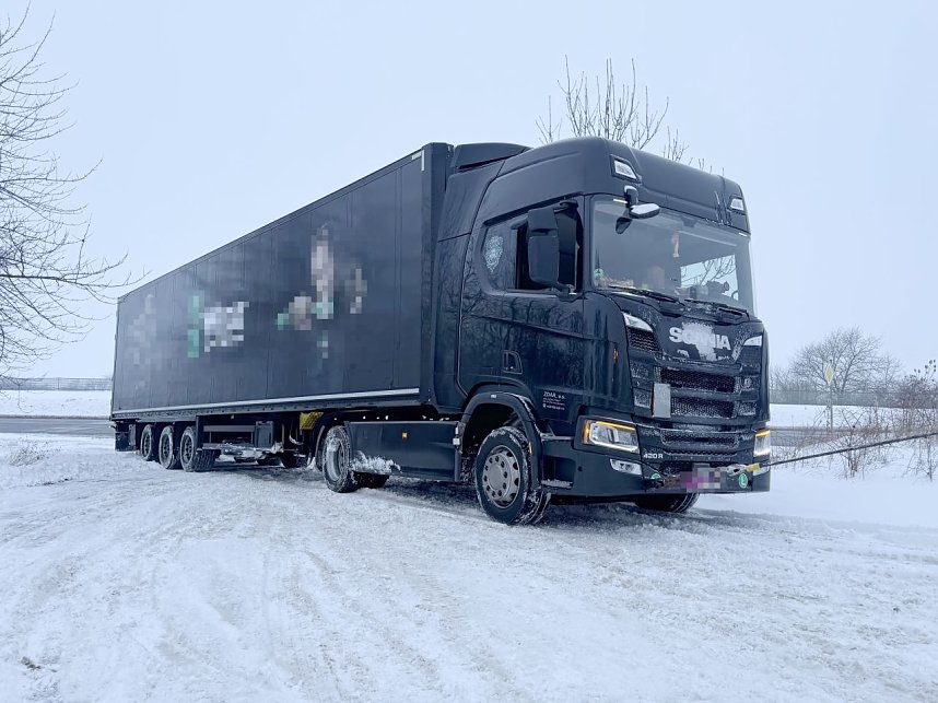 Der Lkw war beim R&uuml;ckw&auml;rtsfahren in den Graben gerutscht.