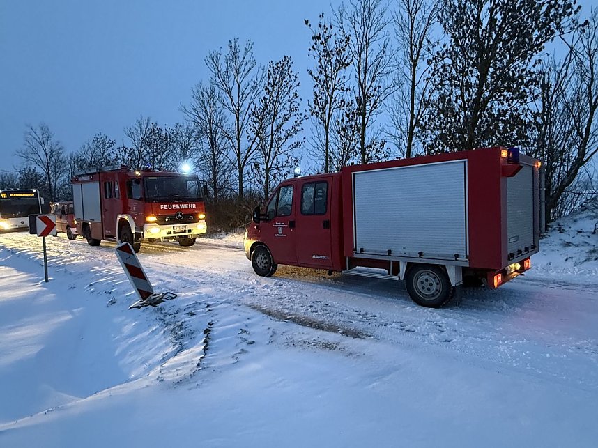 Unfallfahrzeug auf der Landstra&szlig;e bei Immenrode