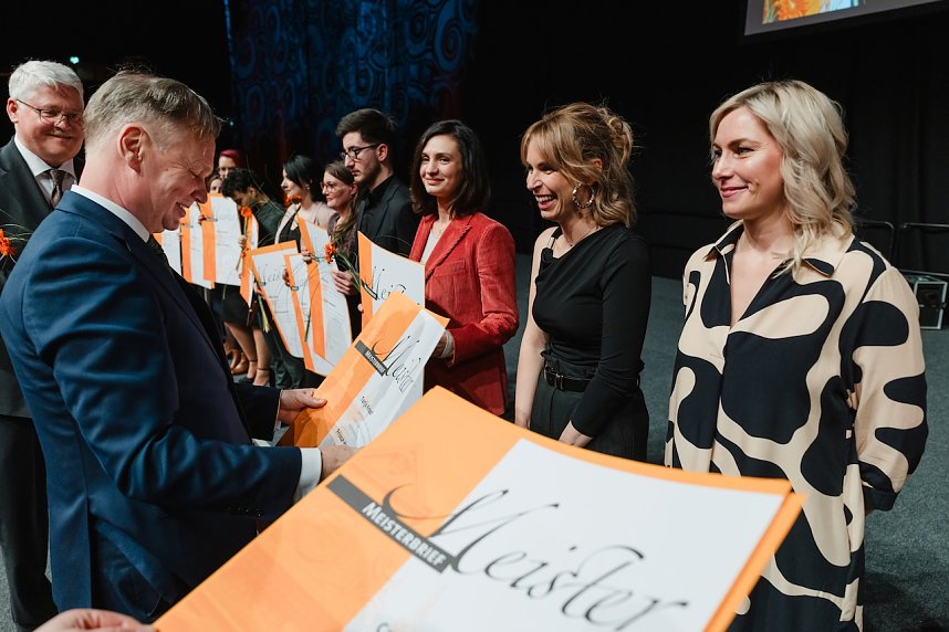 Stefan Lobenstein, Pr&auml;sident der Handwerkskammer Erfurt, hat die Meisterbriefe &uuml;berreicht und den Absolventinnen und Absolventen zum Erfolg gratuliert.