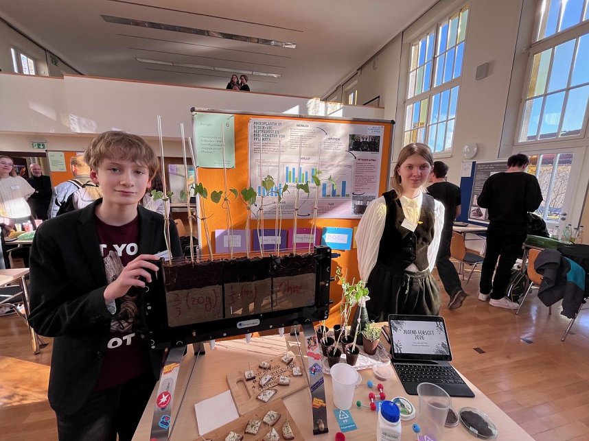 Tilda M&uuml;ller und Liam Luca Weidensee, Siebtkl&auml;ssler des Schiller-Gymnasiums in Bleicherode, widmeten sich dem Thema Mikroplastik