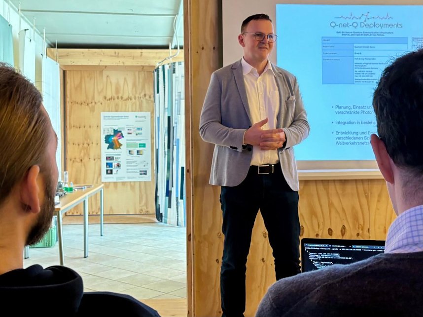 Demonstration der hersteller&uuml;bergreifenden Quantenschl&uuml;ssel-Verteilung (QKD) f&uuml;r kritische Infrastrukturen im Gesundheitskiosk Sundhausen