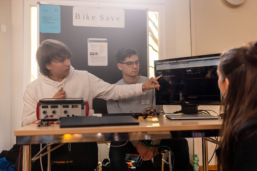 Die Teams des Humboldt-Gymnasiums beim diesj&auml;hrigen Regionalentscheid f&uuml;r "Jugend forscht"