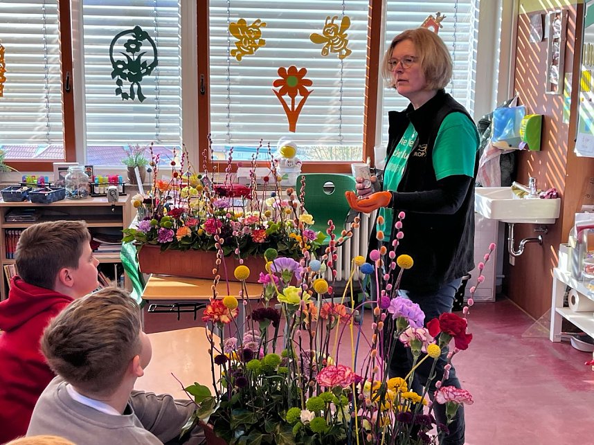Die Drittkl&auml;ssler aus Nordhausen schm&uuml;cken das Denkmal vor ihrer Schule � als Zeichen zum Internationalen Frauentag.