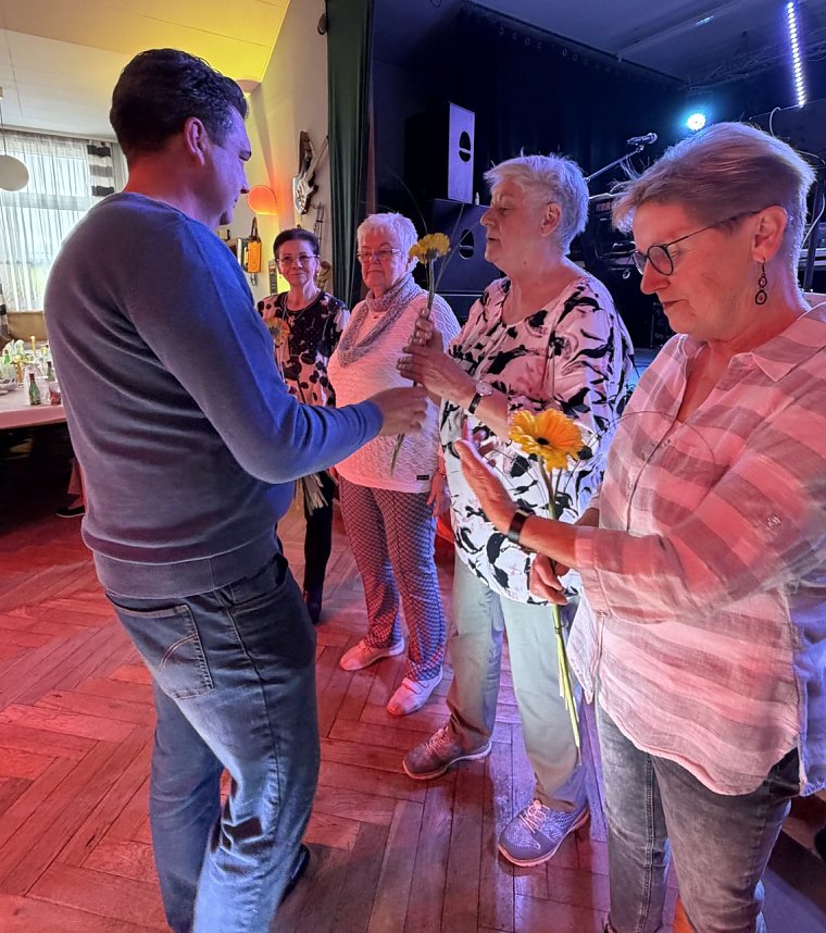 B&uuml;rgermeister Thomas Apel &uuml;berreichte Blumen. 