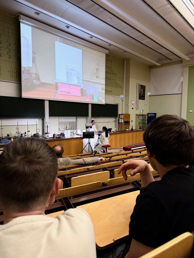 Die Teilnehmenden konnten auch eine Experimentiervorlesung besuchen. 