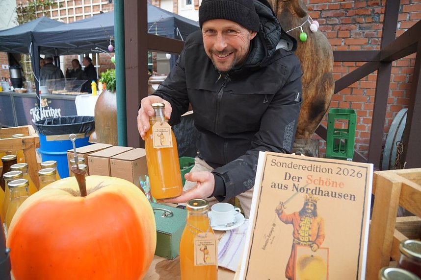 Alexander Ibe mit dem besonderen Apfelsaft aus Fr&uuml;chten vom "Sch&ouml;nen aus Nordhausen". 