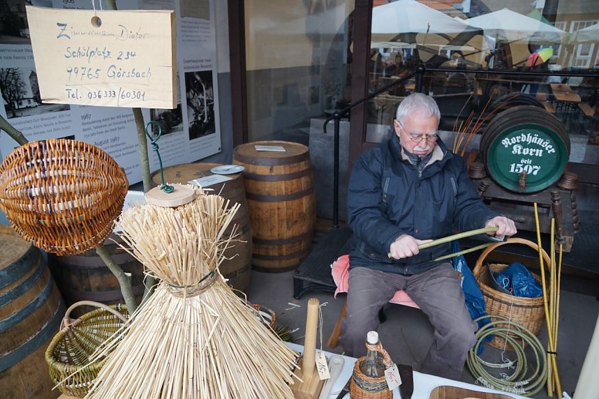 Dieter Zimmermann aus G&ouml;rsbach machte K&ouml;rbe aus Weide.
