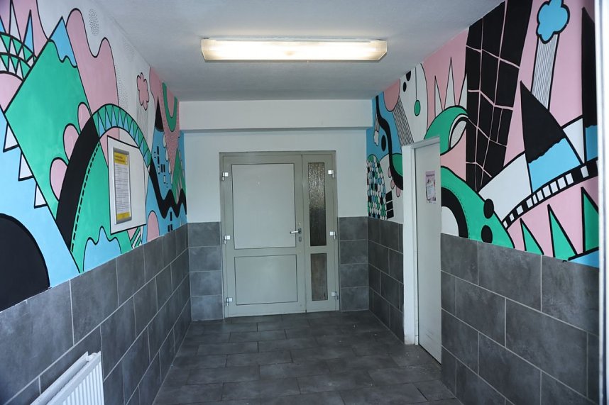 Blick auf das fertige Wandbild im Hauseinfgang. 