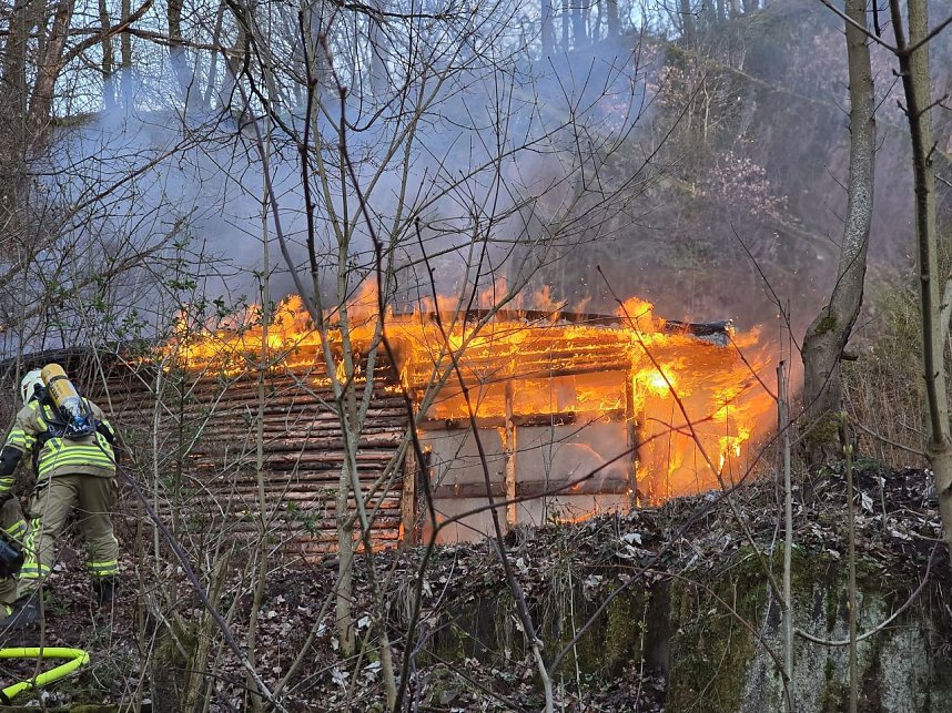 Die H&uuml;tte stand beim Eintreffen der Wehren in Vollbrand.