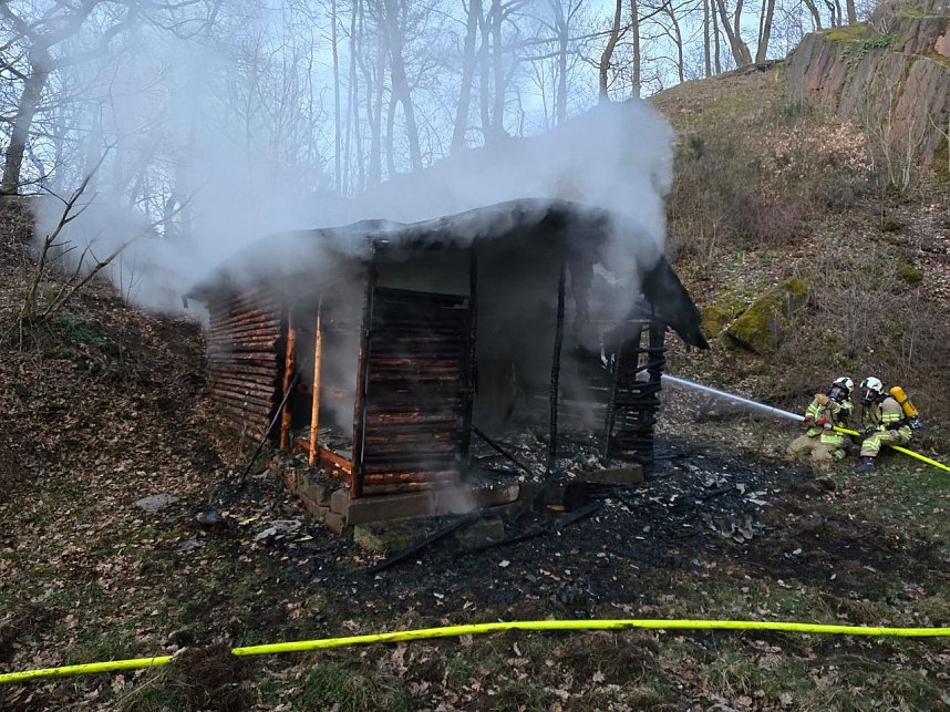 Die H&uuml;tte stand beim Eintreffen der Wehren in Vollbrand.