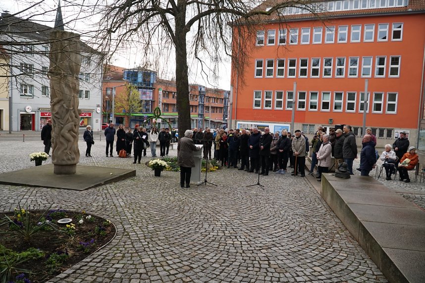 Gedenken zum 81. Jahrestag der Bombardierung Nordhausens auf dem Rathausplatz