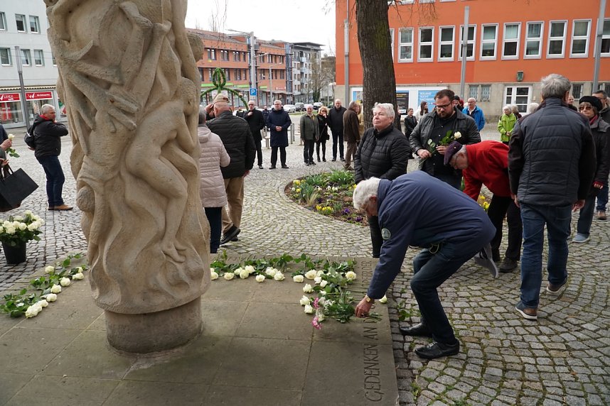 Gedenken zum 81. Jahrestag der Bombardierung Nordhausens auf dem Rathausplatz
