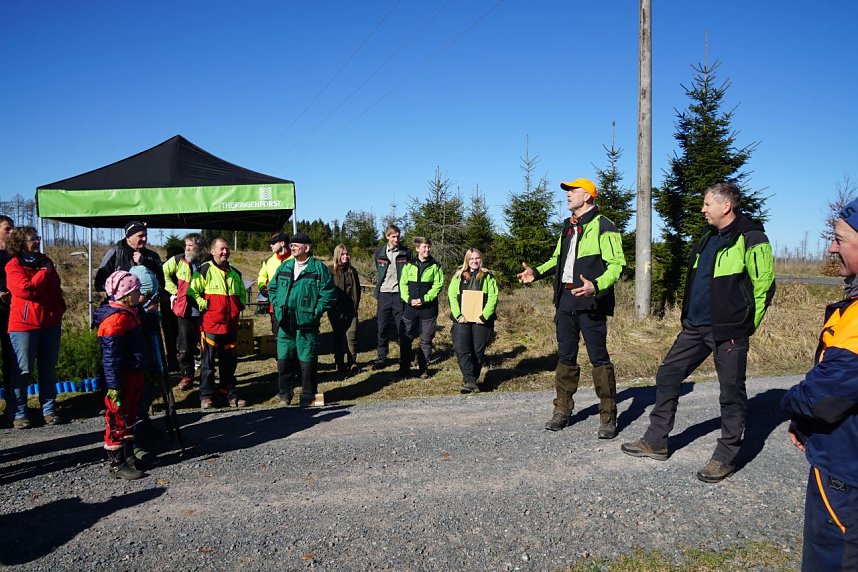 Bei der Baumpflanzaktion bei Rothes&uuml;tte halfen auch viele Familien mit. 