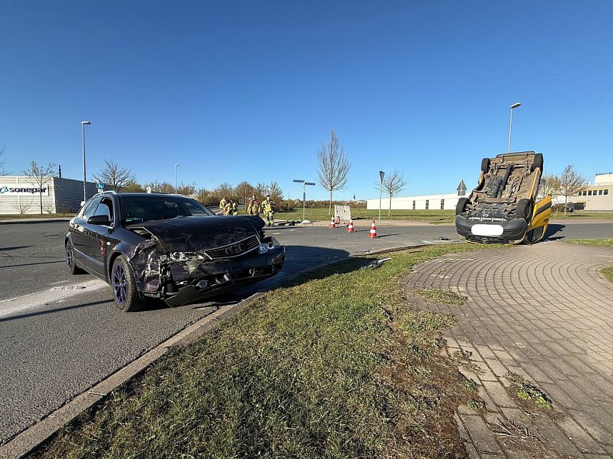 Der Audi konnte nicht mehr bremsen und fuhr dem Transporter in die Seite. 
