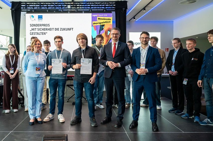 6Sch&uuml;lerinnen und Sch&uuml;ler des Humboldt-Gymnasiums Nordhausen � allesamtRegionalsiegerinnen und -sieger aus Nordth&uuml;ringen � stellten sich in Jurygespr&auml;chen derstarken Konkurrenz von 80 Projekten aus ganz Th&uuml;ringen.