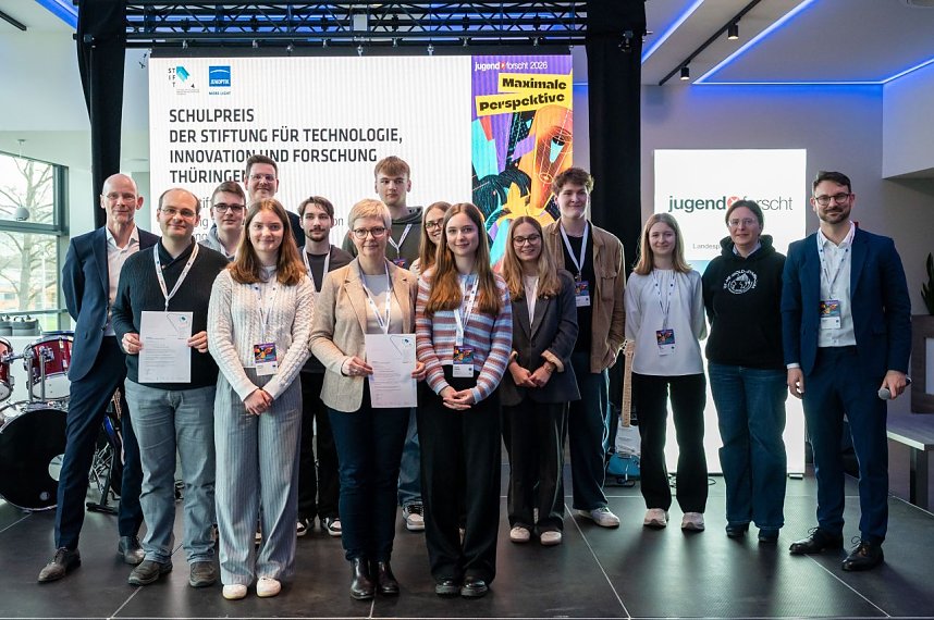 6Sch&uuml;lerinnen und Sch&uuml;ler des Humboldt-Gymnasiums Nordhausen � allesamtRegionalsiegerinnen und -sieger aus Nordth&uuml;ringen � stellten sich in Jurygespr&auml;chen derstarken Konkurrenz von 80 Projekten aus ganz Th&uuml;ringen.