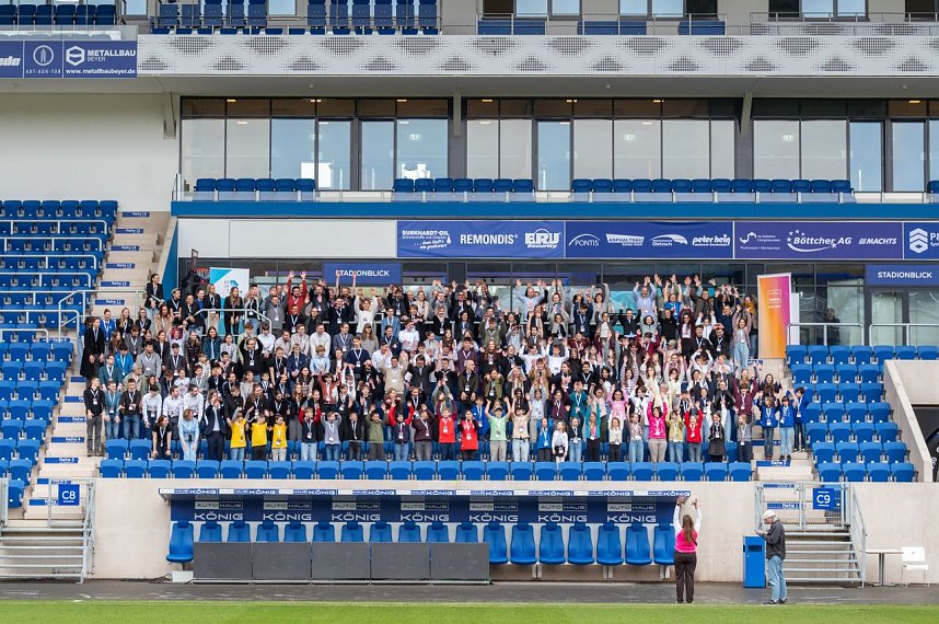 6Sch&uuml;lerinnen und Sch&uuml;ler des Humboldt-Gymnasiums Nordhausen � allesamtRegionalsiegerinnen und -sieger aus Nordth&uuml;ringen � stellten sich in Jurygespr&auml;chen derstarken Konkurrenz von 80 Projekten aus ganz Th&uuml;ringen.