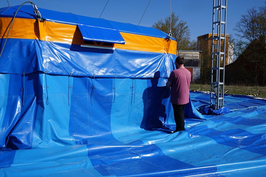 Mit vereinten Kr&auml;ften wurde das Zirkuszelt am Samstag am H&uuml;pedenweg in Nordhausen aufgebaut.