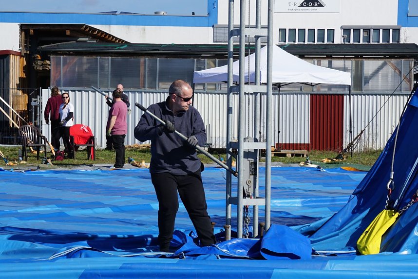 Mit vereinten Kr&auml;ften wurde das Zirkuszelt am Samstag am H&uuml;pedenweg in Nordhausen aufgebaut.