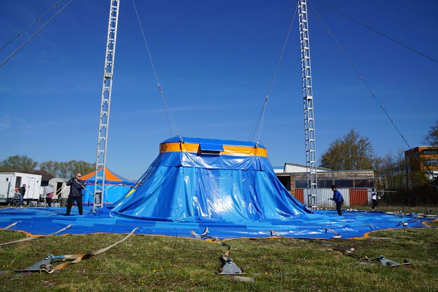 Mit vereinten Kr&auml;ften wurde das Zirkuszelt am Samstag am H&uuml;pedenweg in Nordhausen aufgebaut.