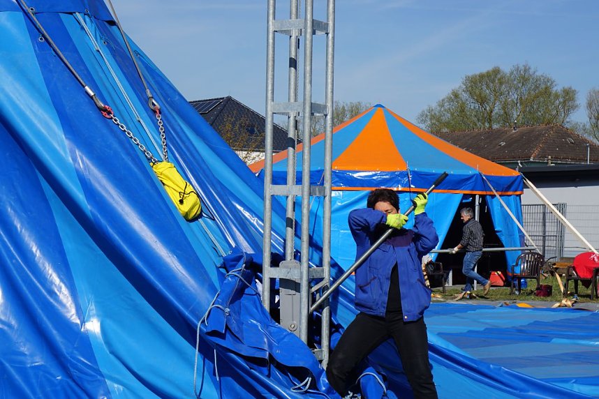 Mit vereinten Kr&auml;ften wurde das Zirkuszelt am Samstag am H&uuml;pedenweg in Nordhausen aufgebaut.