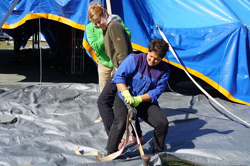 Mit vereinten Kr&auml;ften wurde das Zirkuszelt am Samstag am H&uuml;pedenweg in Nordhausen aufgebaut.