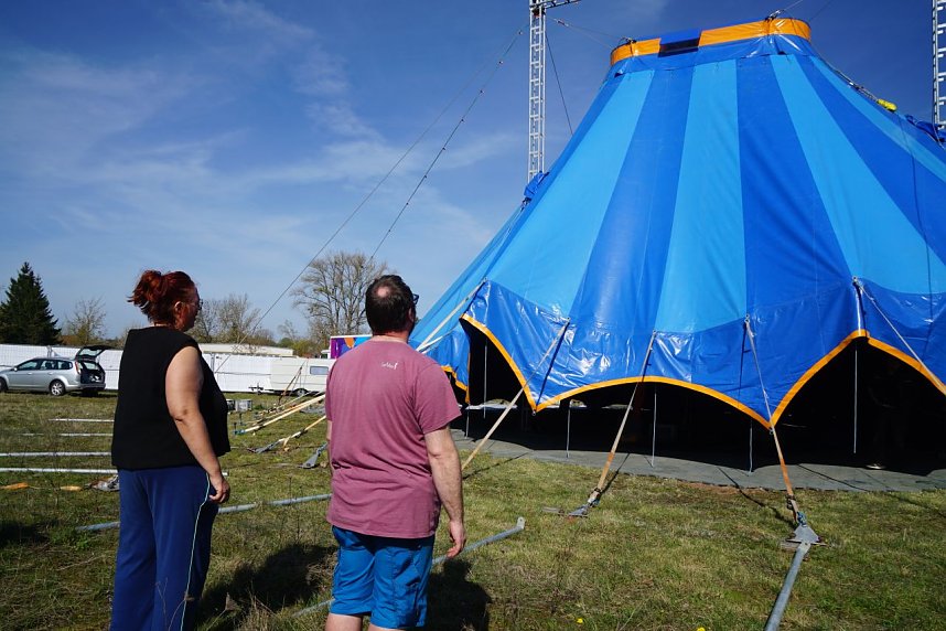 Mit vereinten Kr&auml;ften wurde das Zirkuszelt am Samstag am H&uuml;pedenweg in Nordhausen aufgebaut.