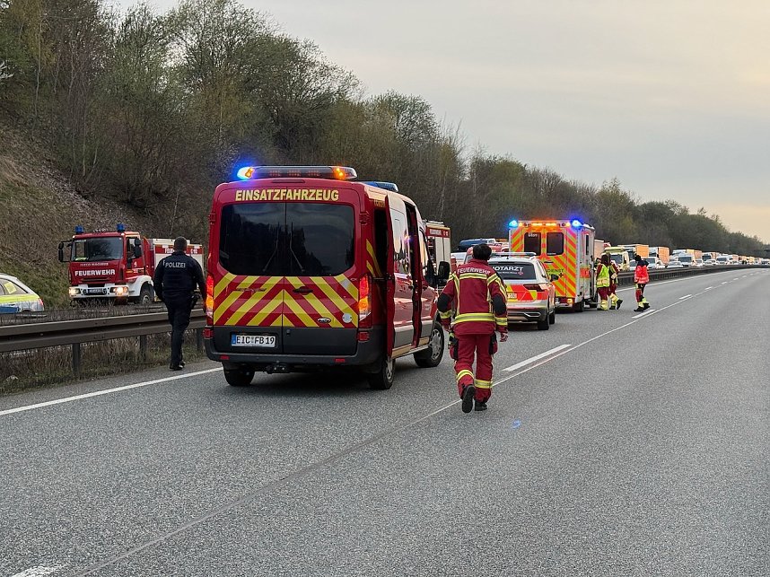 Lkw Unfall verteilt Tonnen an Sand auf der A38
