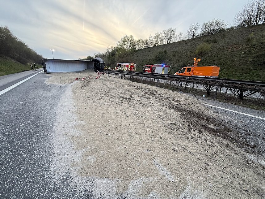 Lkw Unfall verteilt Tonnen an Sand auf der A38